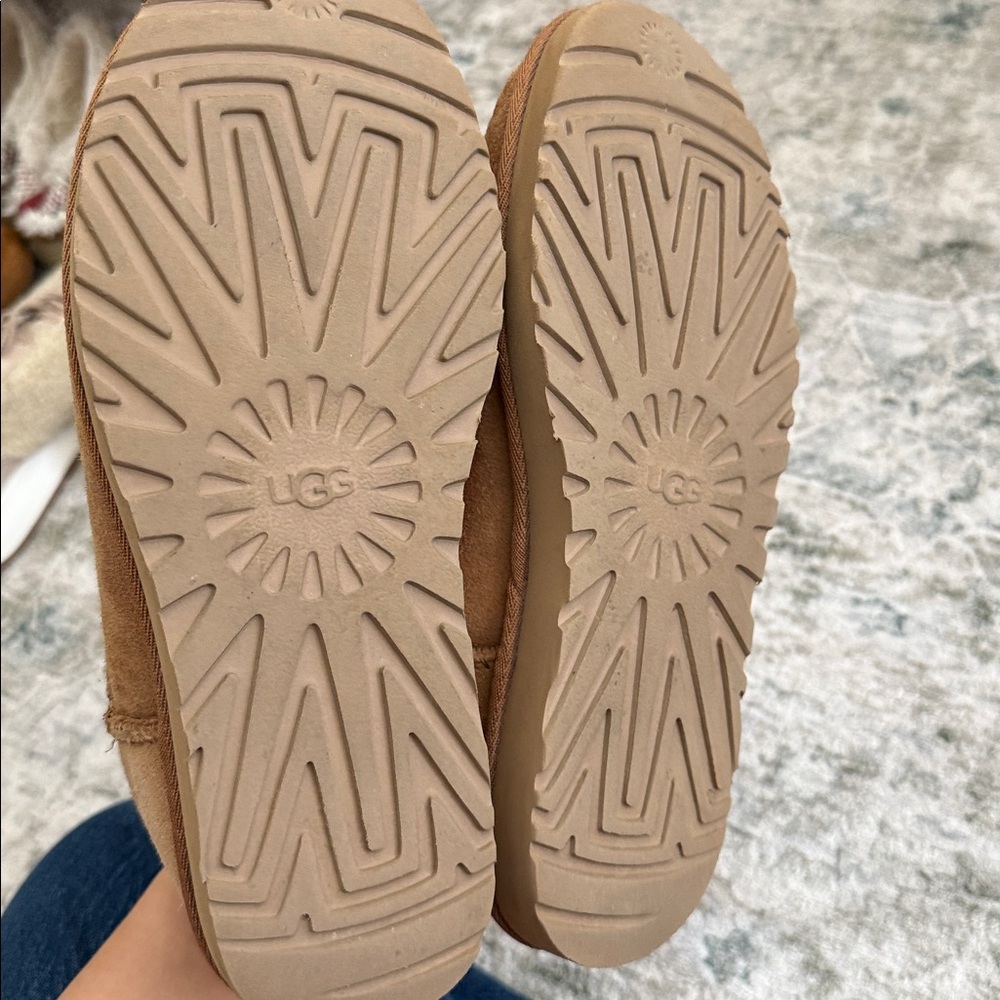 Women’s Uggs - Picture 4 of 6